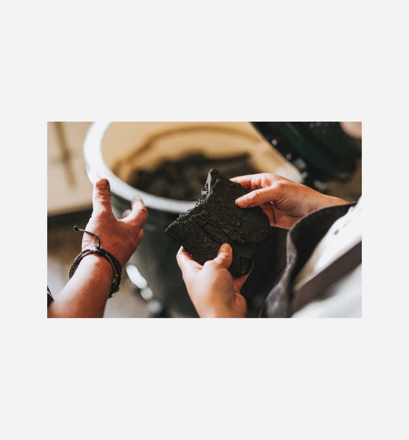 Big Green Egg AC901 ESS Essential Charcoal Pack Img2 Big Green Egg AC901-ESS Essential Charcoal Pack - Image 2