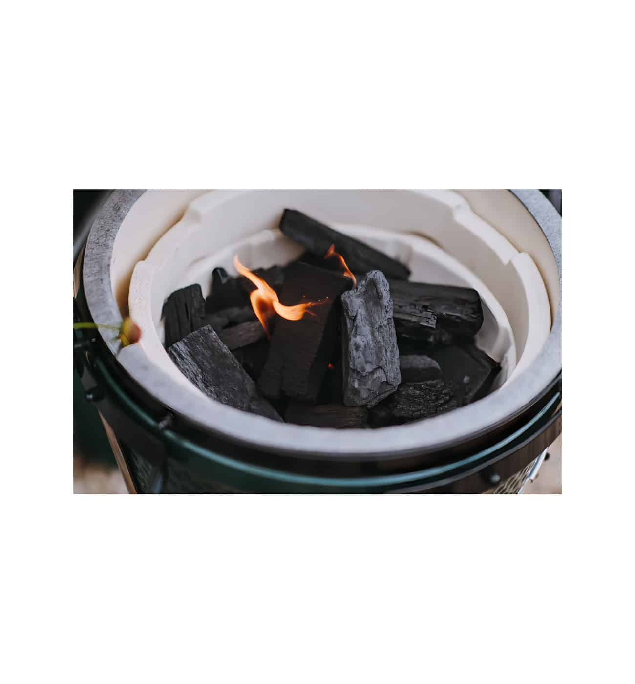 Big Green Egg AC920 100% Natural Eucalyptus Lumpwood Charcoal Img3 Big Green Egg AC901-ESS Essential Charcoal Pack - Image 4