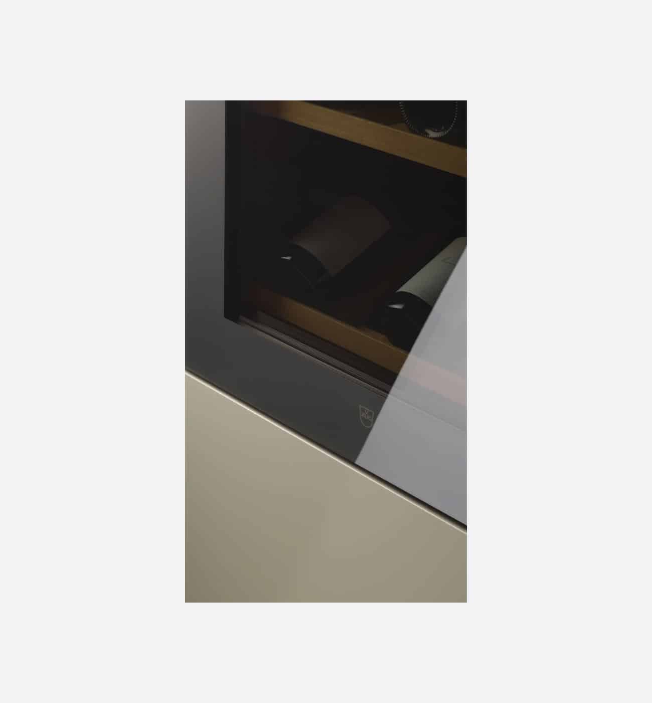 V Zug V4000 WineCooler 60cm Black Mirror Glass Fully Integrated Wine Cooler Left Hand Hinge Img4 V-Zug V4000 WineCooler 90 60cm Black Mirror Glass Fully-Integrated Wine Cooler - Left Hand Hinge - Image 4