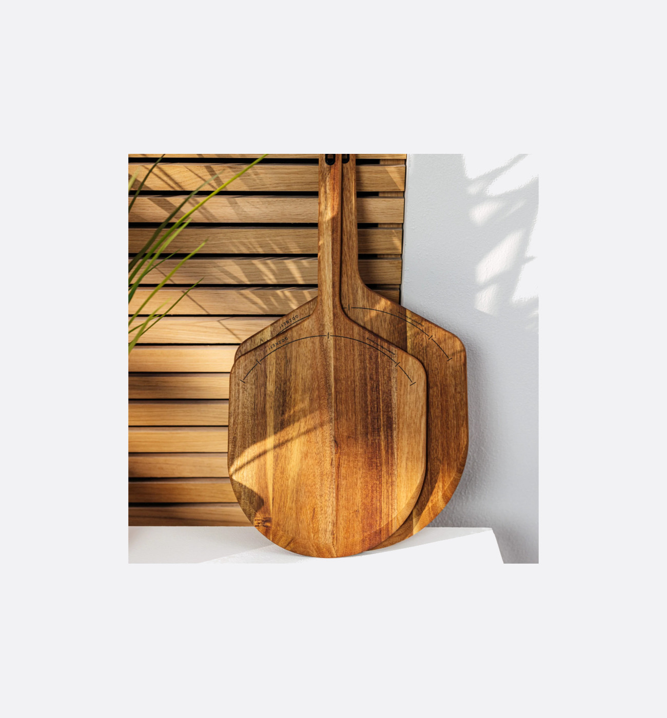 Gozney AD1769 Acacia Wood Pizza Peel & Server Img3 Gozney Acacia Wood Pizza Peel & Server - Image 3