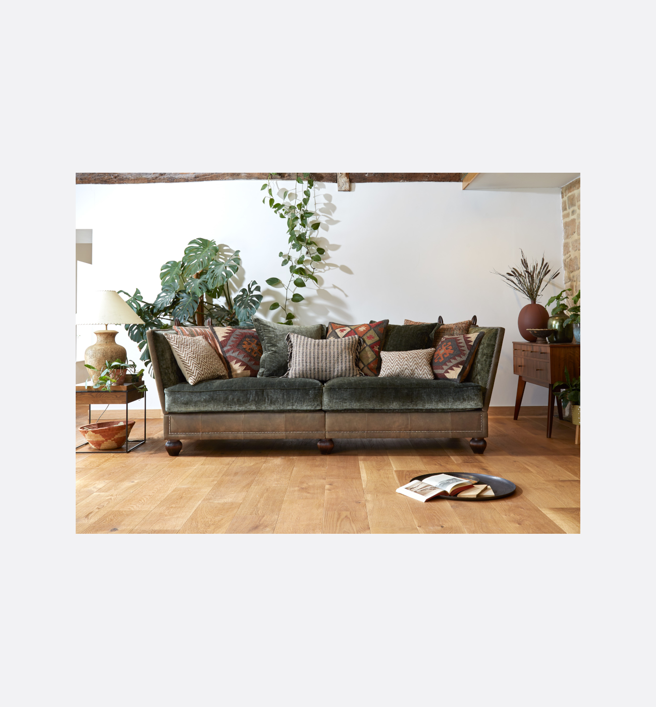 Tetrad Warwick Grand Sofa Knole Style Ex Display Img4 Tetrad Knole Style Warwick Grand Sofa - Ex-Display - Image 4