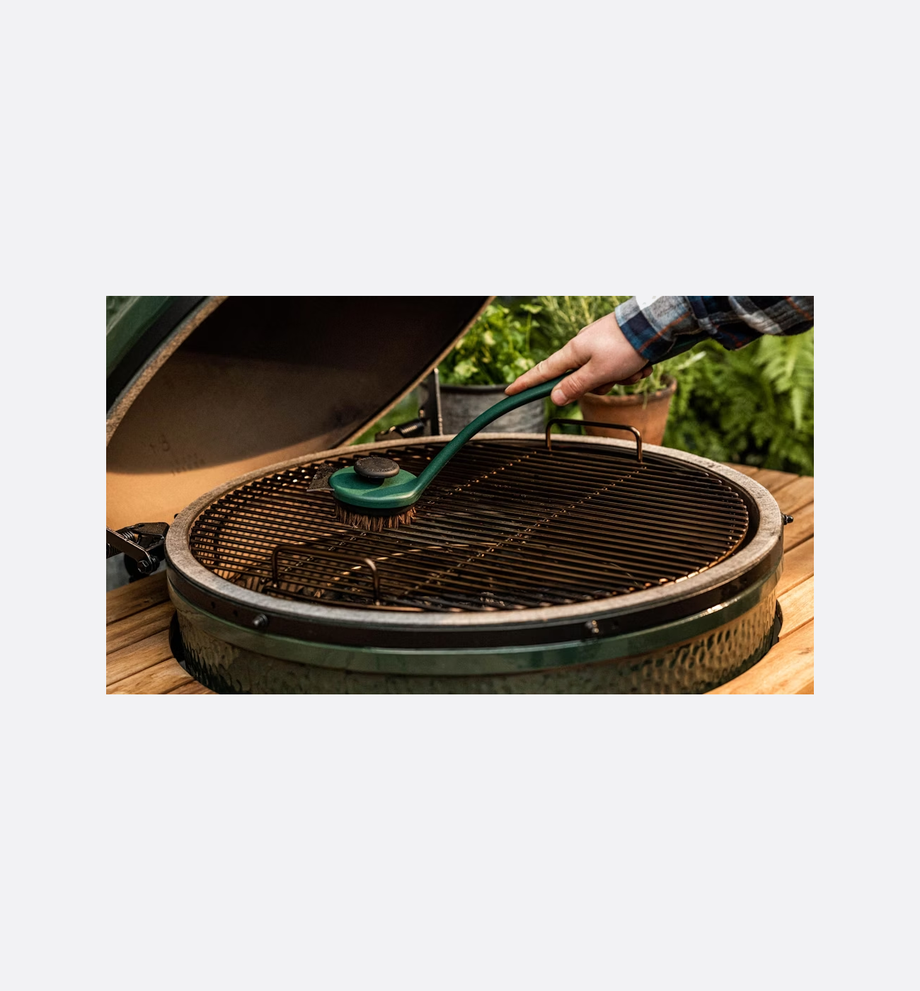 Big Green Egg AC6431 Palmyra Long Handled Grid Scrubber Img2 Big Green Egg AC6431 Palmyra Long Handled Grid Scrubber Img2